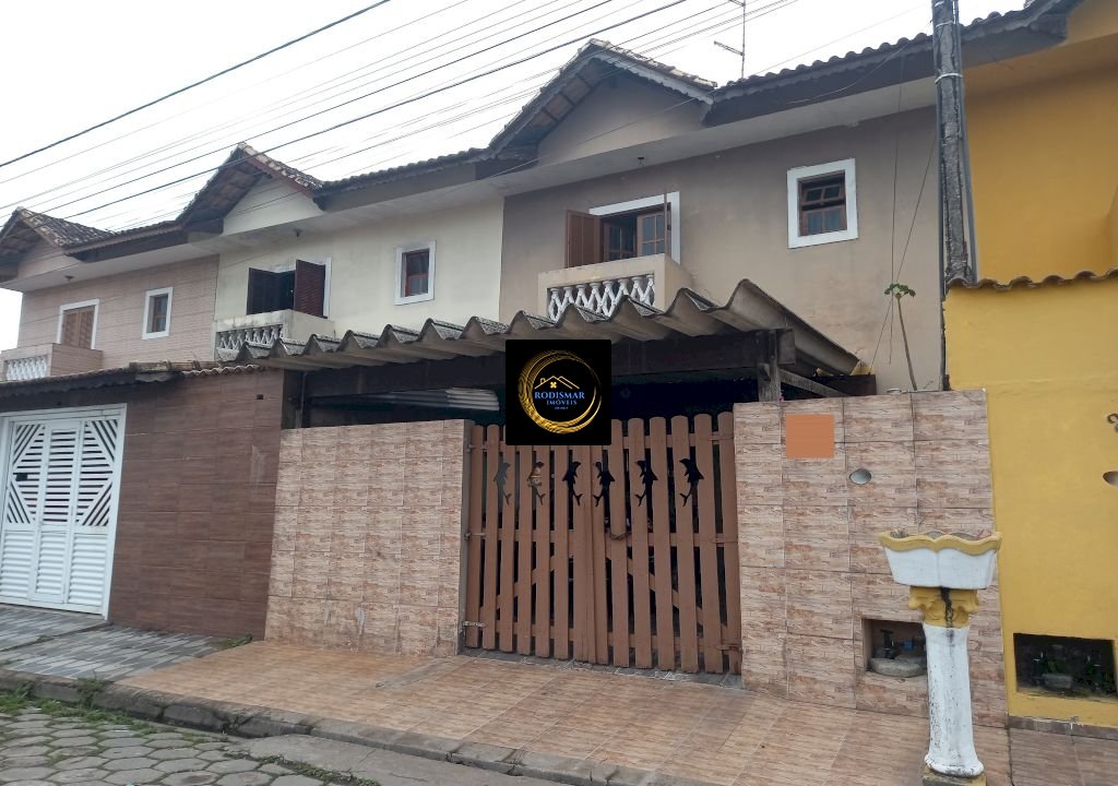 Sobrado em Mongaguá com 3 dormitórios